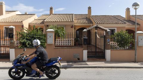 Vista exterior de la vivienda desde la que cay la mujer.