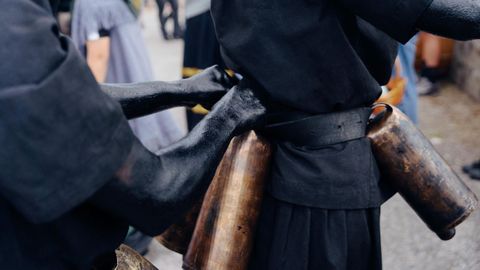 Vibomask reactivó el entroido.Cuarenta y siete grupos de España y Portugal participaron en el desfile de la mascarada ibérica en Viana do Bolo y Vilariño de Conso