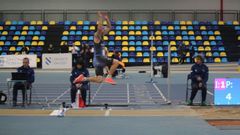 Jos� Pena en la prueba de salto de longitud del campeonato. 