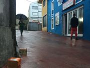 Las latas de queroseno abandonadas frente al negocio. 