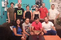 El equipo de la �M�rame cuando te hablo� posa en el plat� donde ruedan la segunda temporada. 