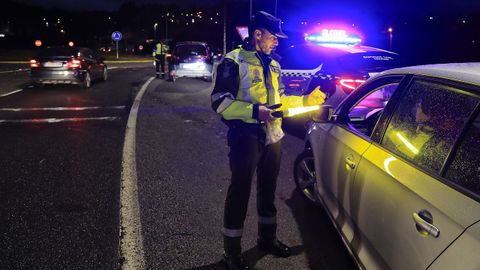 Imagen de un control de alcohol y drogas de la Guardia Civil en una carretera de Santiago.