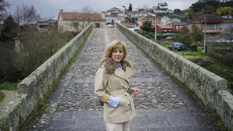 MIlagros Sierra, en el puente de A Lonia, que es el emblema de la asociaci�n vecinal.