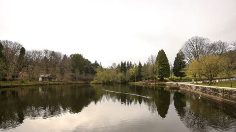 Lago de Casti�eiras, en el comienzo de la primavera