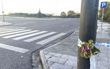 Alguien pone flores en el lugar donde apareci� el coche de Tatiana V�zquez cosida a pu�aladas. 