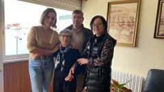Gloria da Corneta, con membros do goberno local de Burela