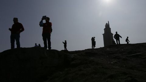 Turistas en la zona de la Torre de Hrcules, en A Corua