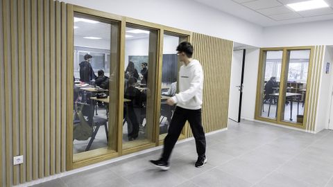 Plan de Nova Arquitectura Pedagxica. Espectacular imagen de las clases de bachillerato del IES Pedras Rubias, con doble entrada de luz, desde el foro que comparten (y que da al exterior) y sus propias ventanas