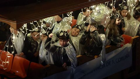 Los peque�os pajes de los Reyes repartieron caramelos durante todo el recorrido