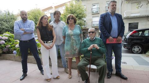 La familia de Deborah en el punto donde la joven empezó a pasear el día de la tragedia