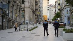 Dos agentes de la Polica Local, patrullando en la capital ourensana en una foto de archivo.