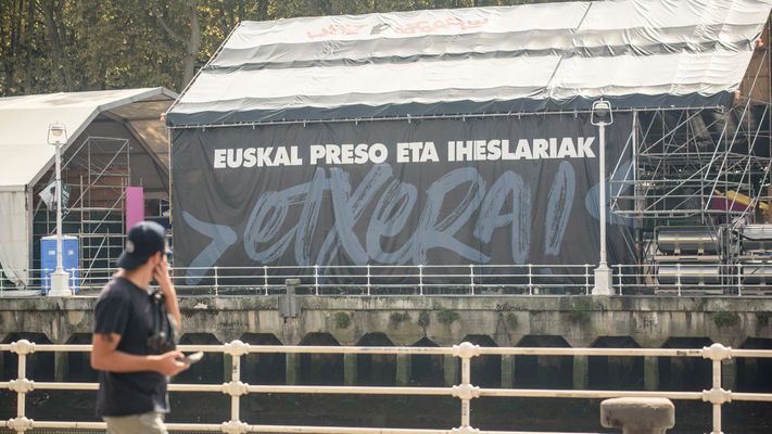 Una pancarta en la que se pide la excarcelacin de los etarras, en Bilbao