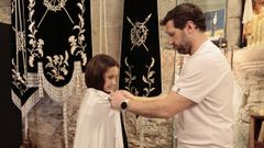 L�a, de 11 a�os, probando�este martes el h�bito de la Piedad