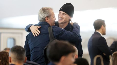 Carl Starfelt, saludando al doctor Cota, el jefe de los servicios m�dicos del club, a su llegada al aeropuerto de Peinador.