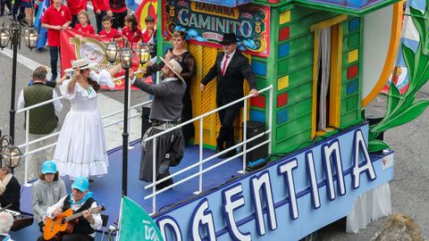 Las calles del centro de Oviedo acogen este jueves el tradicional desfile del día de América en Asturias, en su 72 edición