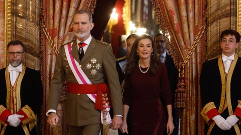 El rey Felipe VI y la reina Letizia durante la celebracin de la Pascua Militar este lunes en el Palacio Real en Madrid