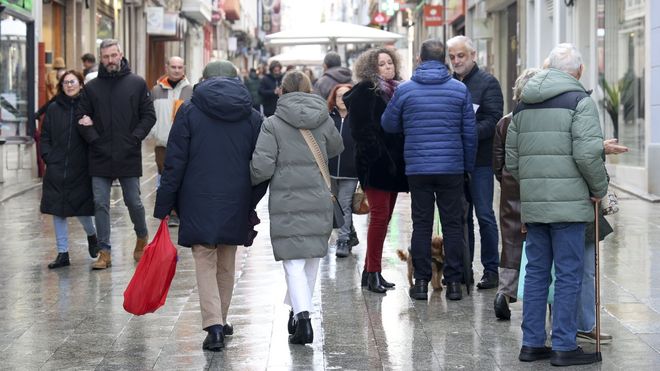 Imagen de archivo de gente paseando por Ferrol.