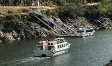 En primer plano, un barco de la Diputaci�n de Lugo cargado de turistas frente al embarcadero de Doade. En la orilla ourensana se aprecian bien los efectos de la bajada de nivel del embalse, con las escaleras del pantal�n con m�xima inclinaci�n. 