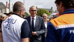 El ministro de Interior franc�s, Laurent Nu�ez, visit� a los equipos de emergencia cerca de donde se celebra la rave Le Teknival
