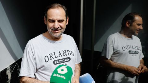 Ábalos, en la puerta de su casa