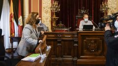 Flora Moure y Gonzalo P�rez J�come, en una reuni�n en el sal�n de plenos.