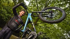 Dani Fernández entrenando con su bici de montaña por la zona de la Fracha.