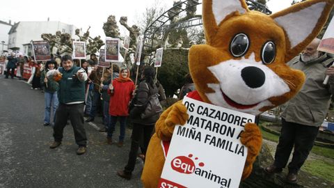 Manifestacin de un grupo de ecologistas contra la caza del zorro hace aos