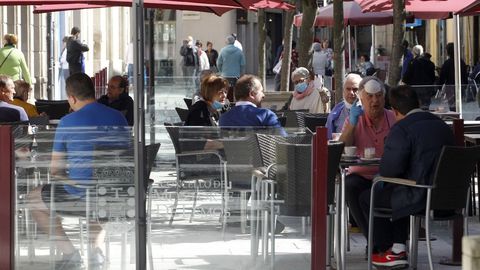 Mascarillas entre la clientela de esta terraza de Monforte