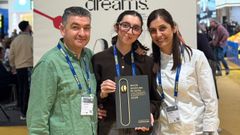 Rafael Varela, Sara Varela Facal y Silvia Facal, del Hotel Balar�s, con el premio a Mejor Desayuno