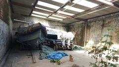 Las dos planeadoras localizadas en Ribeira, ya sin las lonas que las cubr�an.