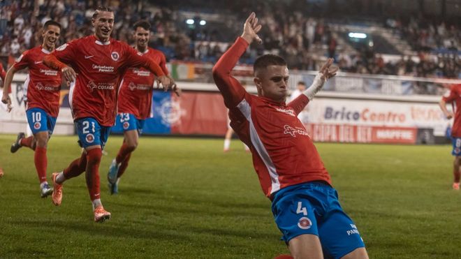 El defensa de la UD Ourense, Javi Labrada, celebrando el gol del partido de la Copa del Rey ante el Pontevedra en O Couto.
