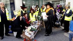 Manifestaci�n de esta ma�ana ante la oficina principal de Novagalicia Banco en Carballo.