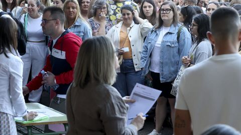 Llamamiento en las oposiciones del 2025, en la foto los aspirantes a maestros en el IES Lamas de Abade de Santiago