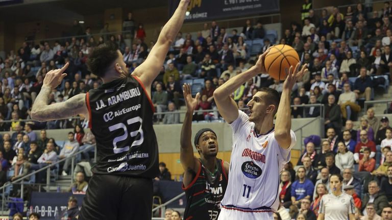 Aramburu, ala p&iacute;vot del Fibwi Mallorca, trata de taponar a Kravic