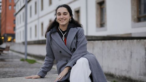 Alicia Lorenzo Fenollera, estudiantes del campus de Ferrol y ganadora de uno de los premios de moda sostenible en los Greenwalk Awards.