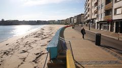 Semana Santa en la playa y paseo de Silgar en Sanxenxo con sol y sin gente por la crisis del coronavirus