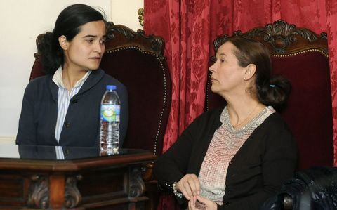 Montserrat y su hija Triana, arriba, y la polica Raquel Gago, abajo, en el momento de escuchar el veredicto del jurado popular. 