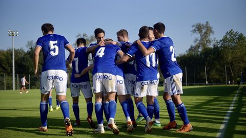 Vetusta Bilbao Athletic Requexon.Los futbolistas del Vetusta celebran un gol frente al Bilbao Athletic