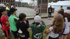 Rapazada escoitando explicaci�ns nos campamento de O Grove