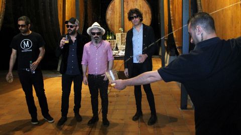 Edu, Luis, Abraham y C�sar esperan el cul�n inaugural que escancia Hugo, en el Llagar Trabanco