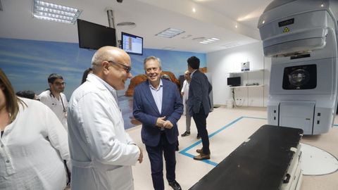 El jefe de servicio de Oncologa, el doctor Sergio Vzquez, con elconselleiro de Sanidade, Antonio Gmez Caamao, en Radioterapia del HULA.