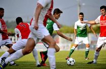 Adri�n Cruz estuvo sobrado en el centro del campo. 