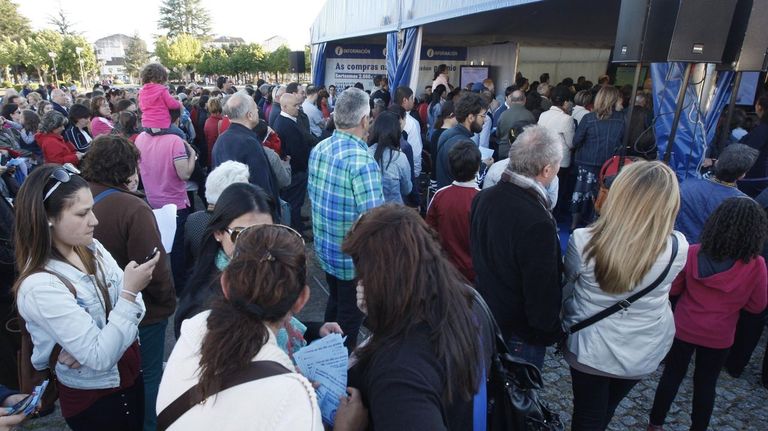 Asistentes a un sorteo de regalos organizado anteriormente en una campa�a promocional del CCU de Monforte