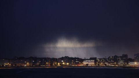 A Coru�a amanece en medio de la borrasca Ingrid