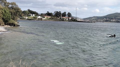 Un coche robado, metido en el agua de la playa de Caranza, en Ferrol, en la ma�ana de este martes.