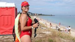 L�a Lages, joven estudiante, vigilando en la playa de O Castro como parte de su trabajo como socorrista