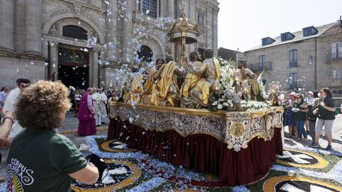 Lanzamento de pétalos na procesión
