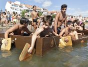 Los m�s peque�os compitieron por parejas y tuvieron que achicar agua en la regata.
