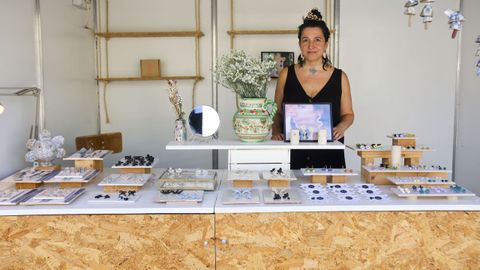 Mónica Bastón en su puesto de la Feria de Artesanía y Diseño A Chalana este miércoles en la Plaza da Ferrería de Pontevedra.