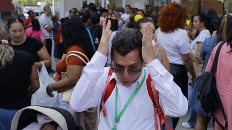 Decenas de ciudadanos colombianos vivieron este viernes una jornada de caos y desesperaci�n en el centro c�vico del parque de San Diego